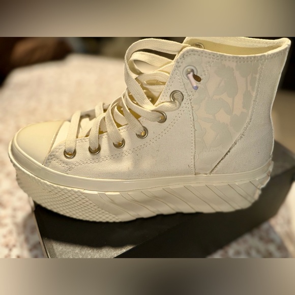 Converse Off-White Platform High-Tops - Picture 2 of 7